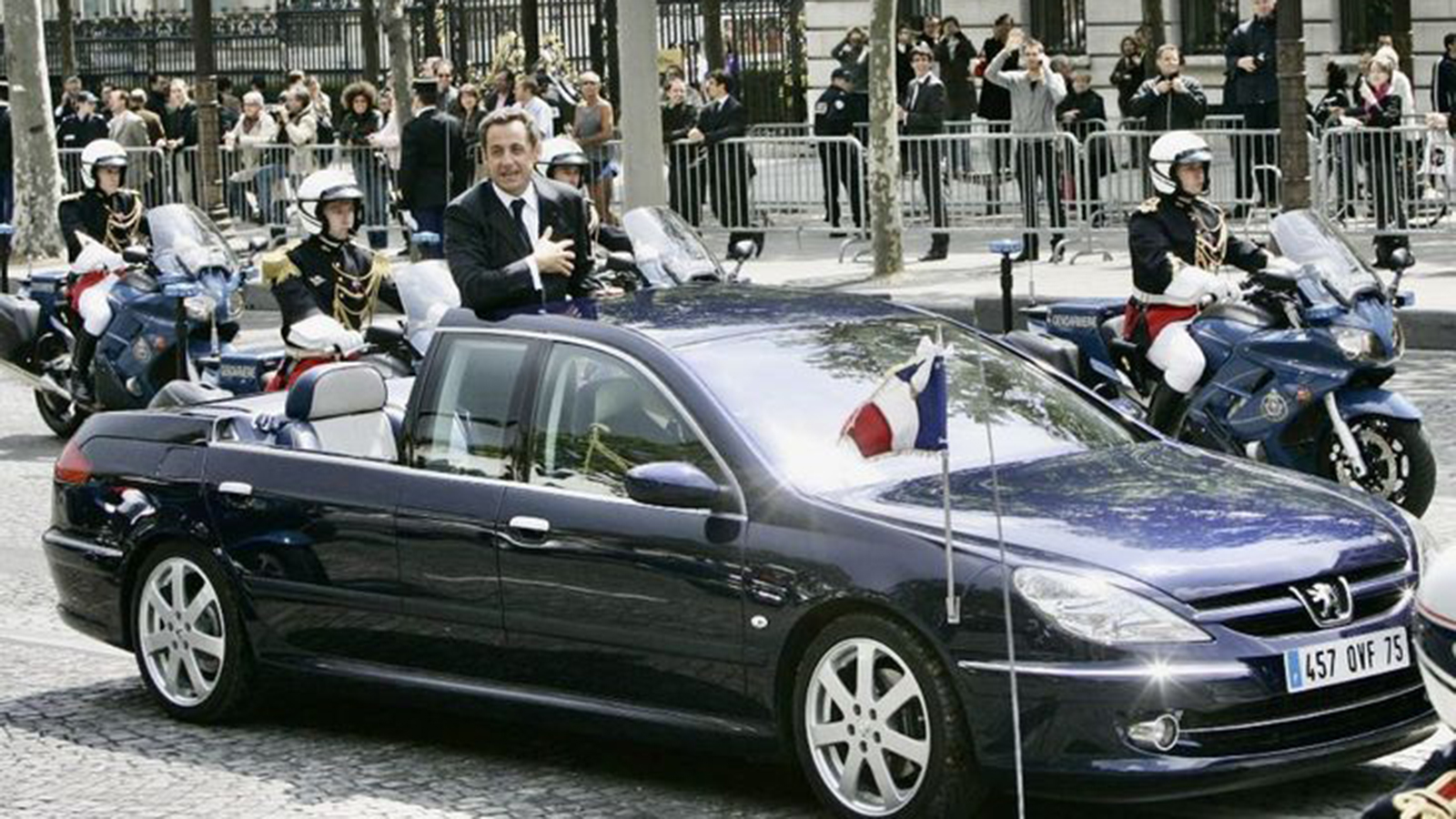 Η λιμουζίνα του Σαρκοζί είχε ρεζερβουάρ 6 λίτρων αλλά αναδιπλούμενη γυάλινη οροφή